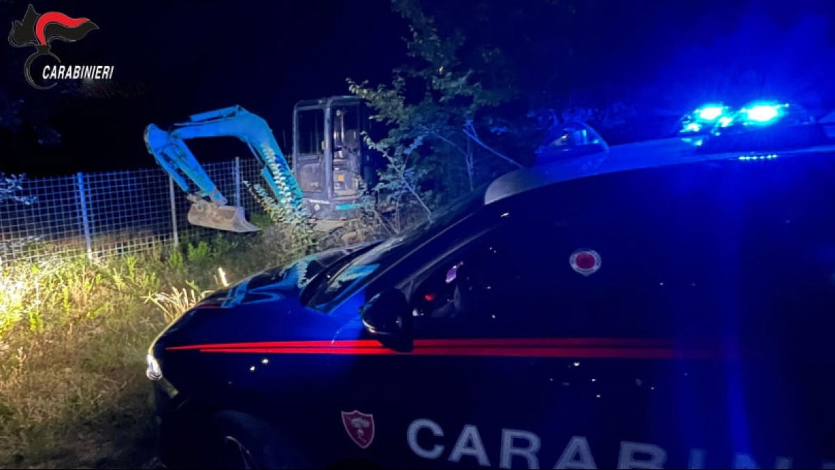 Rubano un escavatore, poi sono costretti ad abbandonarlo - 
