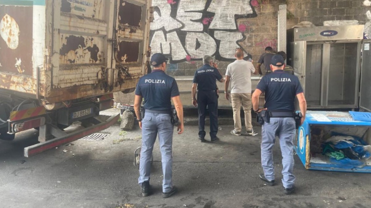 Blitz nel mercato del pesce, sequestrati frigo e installazioni abusive - 