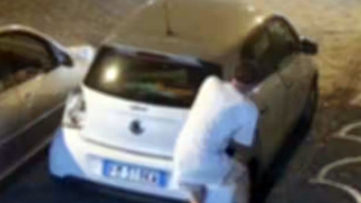 Rubano i pezzi da una Smart - 