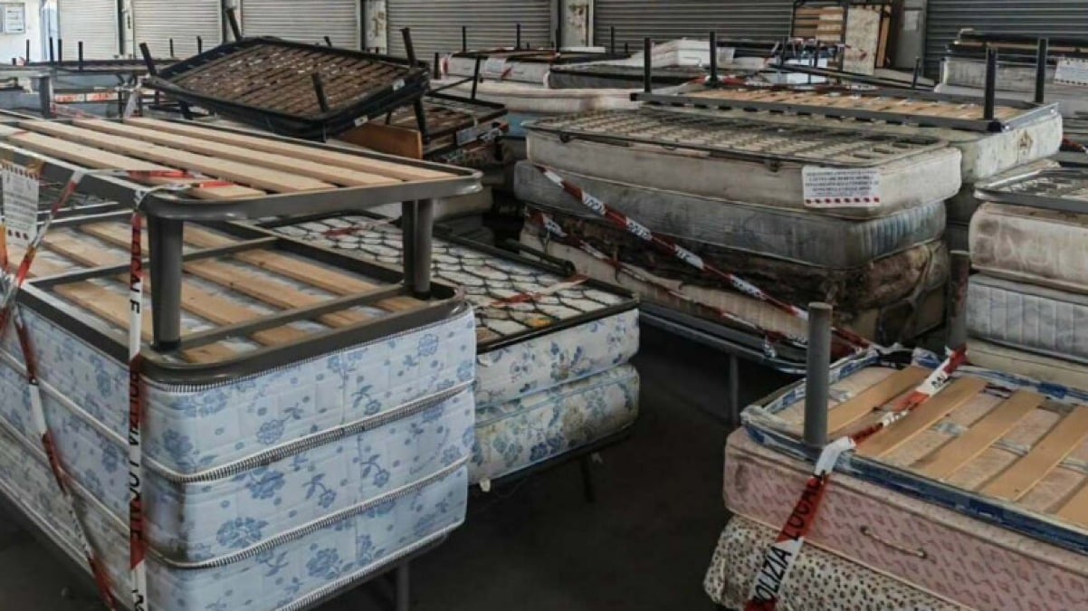 Sovraffollamento a Palma Campania, sequestrati 500 materassi - 