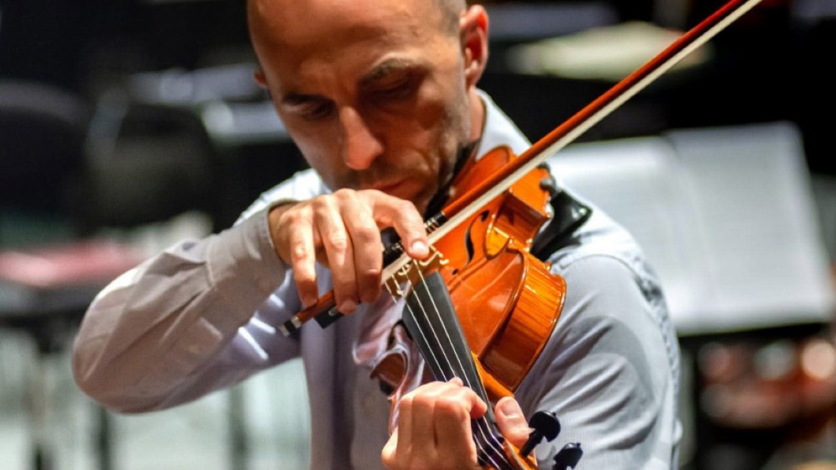 Travolto da un camion mentre è in bici, muore violinista - 