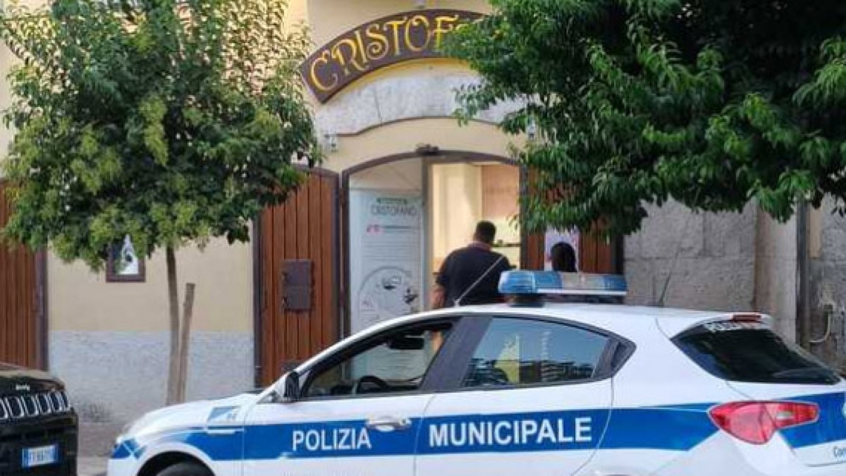 Rapina farmacia con il cappotto a 40 gradi e si fa arrestare - 