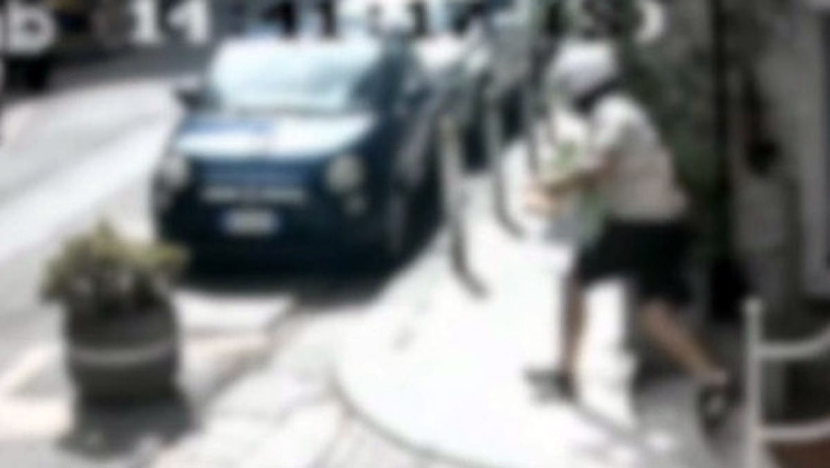 Ruba la borsa a una donna e scappa, tutto in un video - 