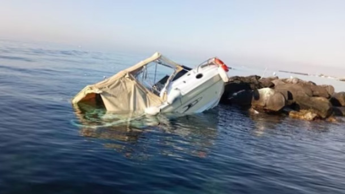 Barca con quattro persone a bordo finisce contro gli scogli - 