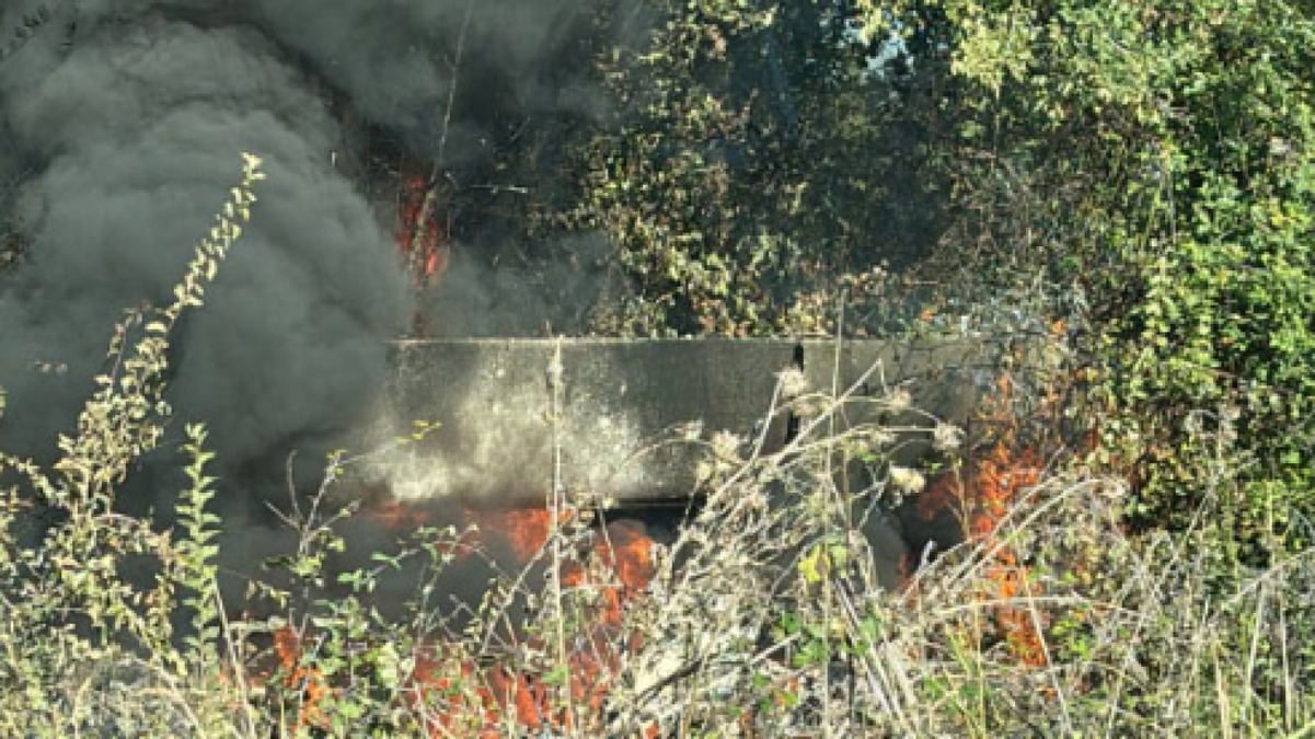 In fiamme i rifiuti abbandonati: grossa nube di fumo - 