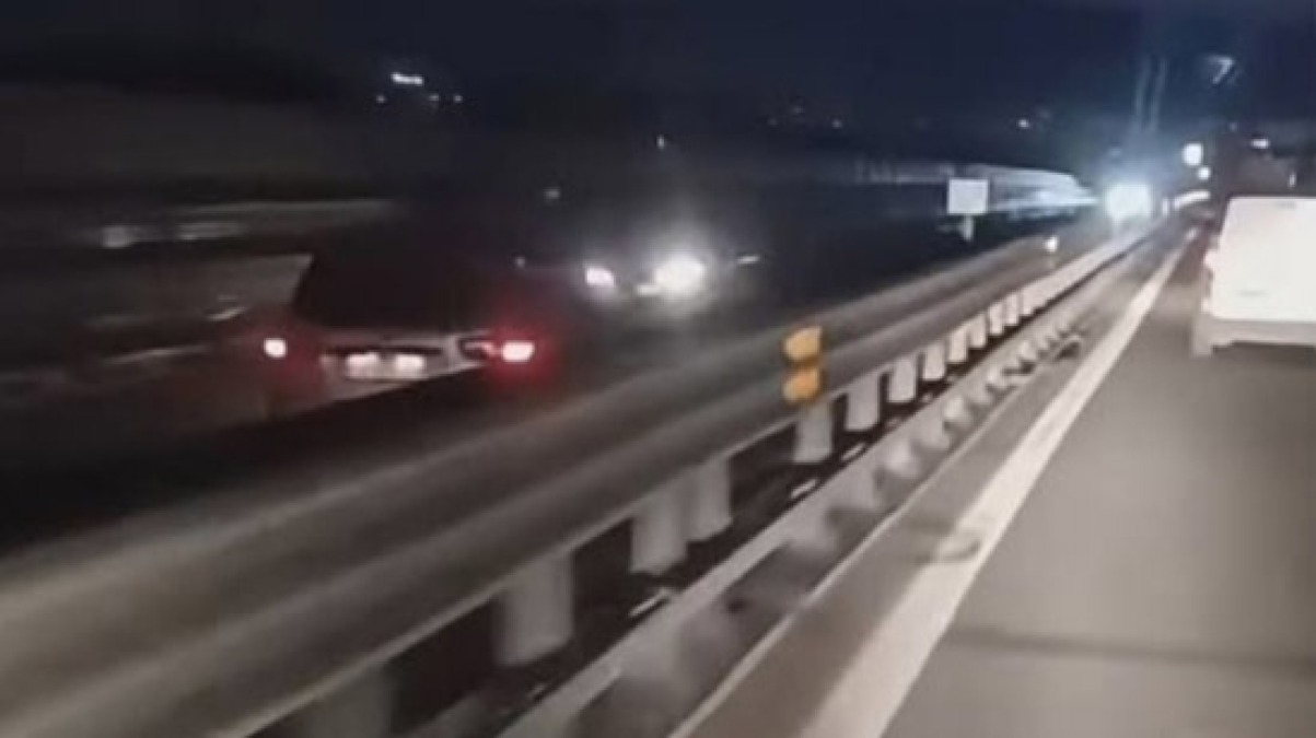 Camionista blocca auto contromano - 