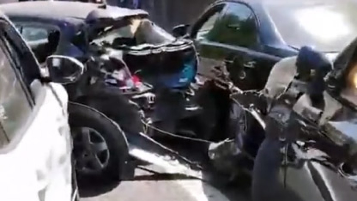 Incidente in autostrada tra l'A2 e l'A30: sette veicoli coinvolti - 