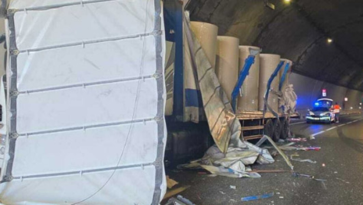 Il tir perde la copertura del rimorchio in autostrada - 