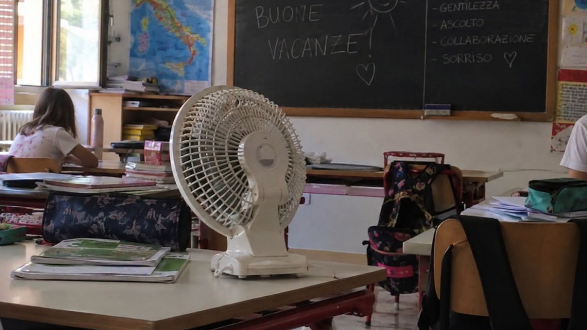 A Boscoreale i genitori portano i ventilatori in classe per il caldo - 