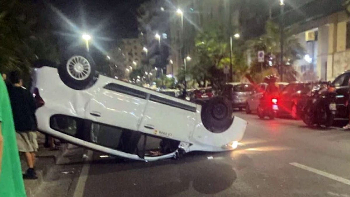 Taxi si ribalta dopo l'incidente - 