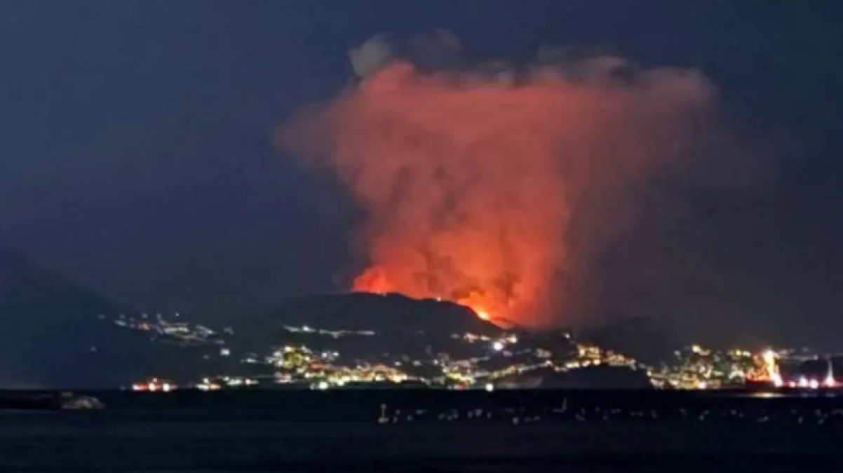 Enorme incendio in Costiera, è visibile anche da Napoli - 