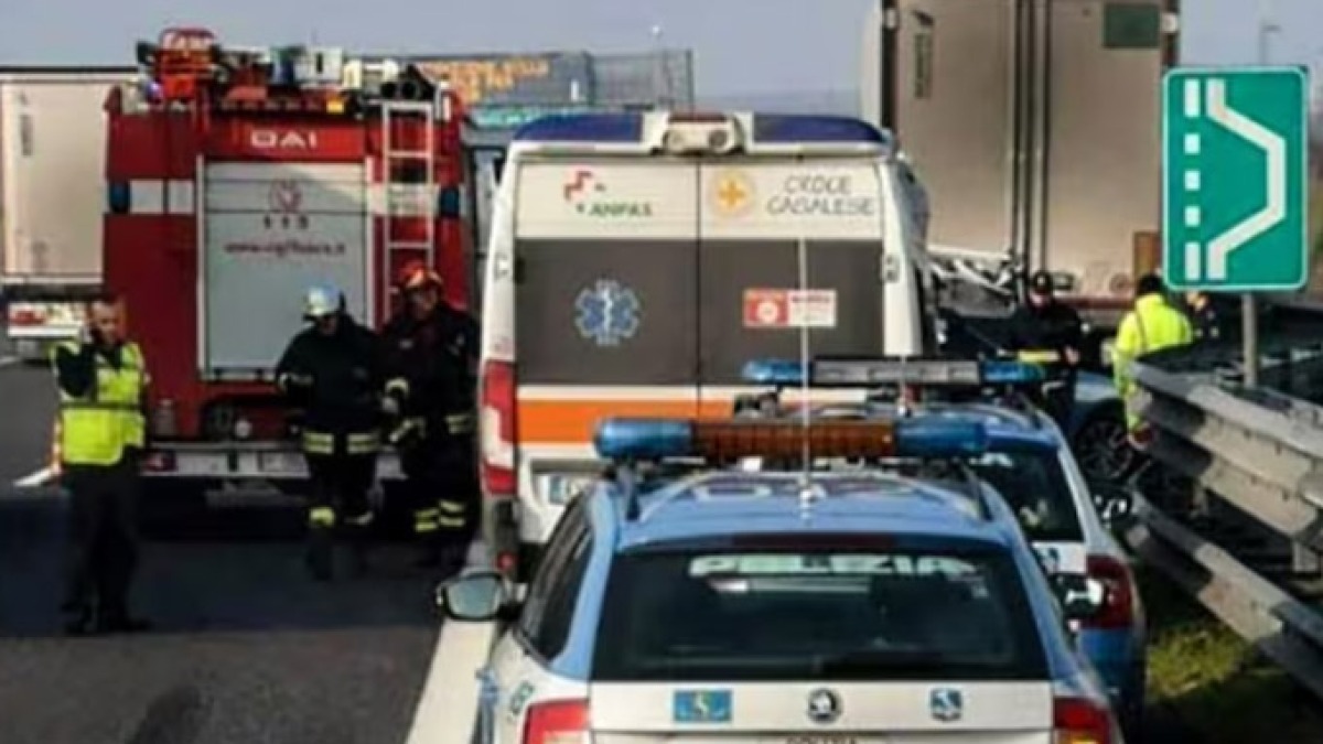 Furgone contro il guardrail sull'A2, conducente in condizioni critiche