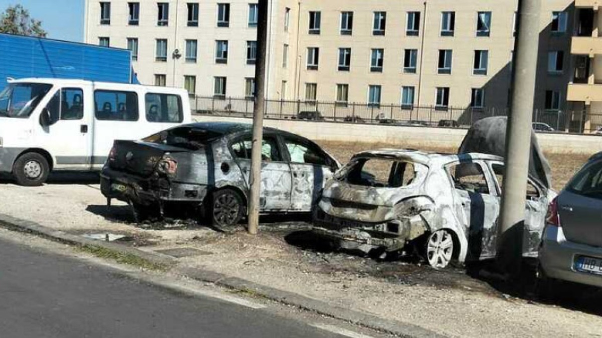Auto in fiamme nella notte, c'è la pista dolosa - 