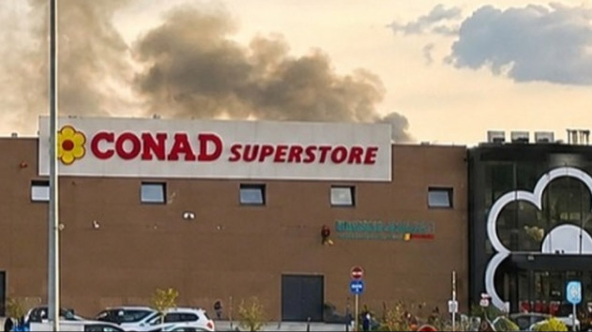 Fiamme nel centro commerciale in Campania, paura tra i clienti - 