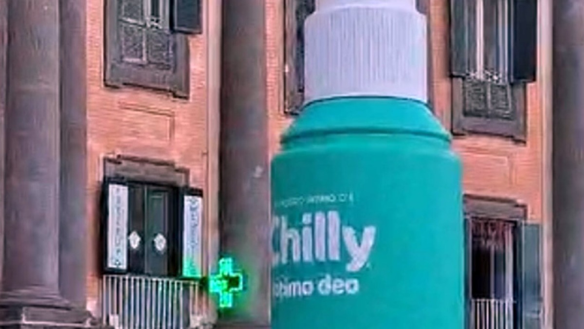 Deodorante intimo gigante montato nel cuore di Piazza Dante - 