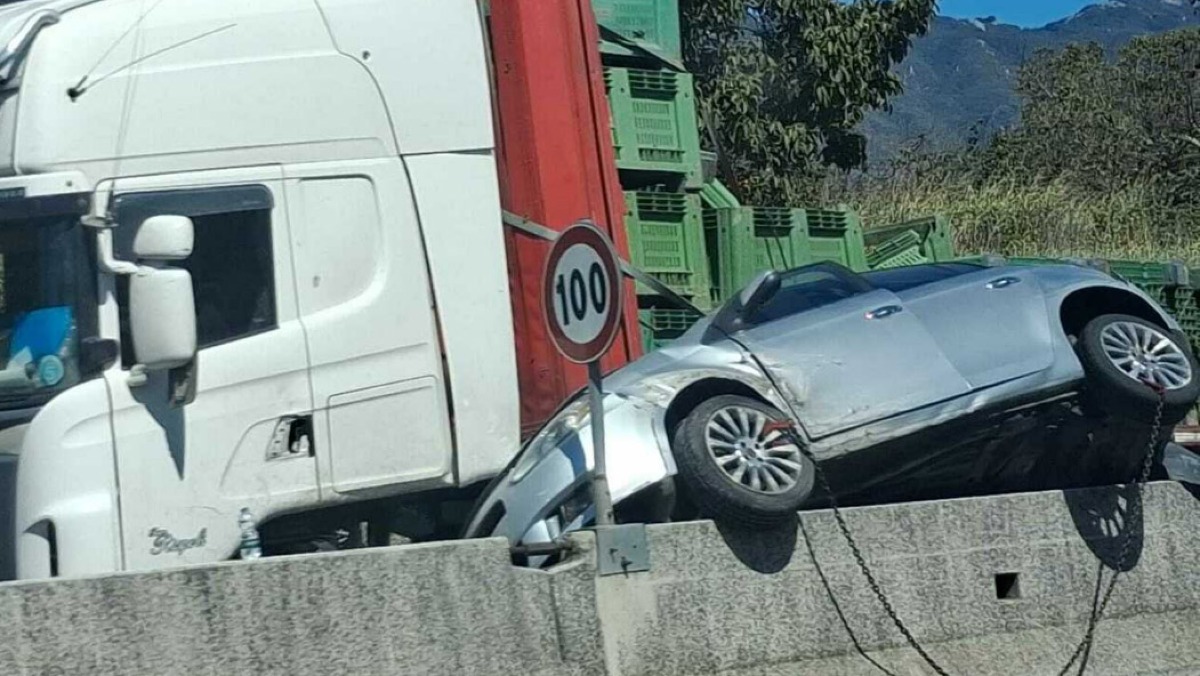 Tir carico di pomodori getta auto contro il guardrail: paura sull'A16 nel Nolano - 