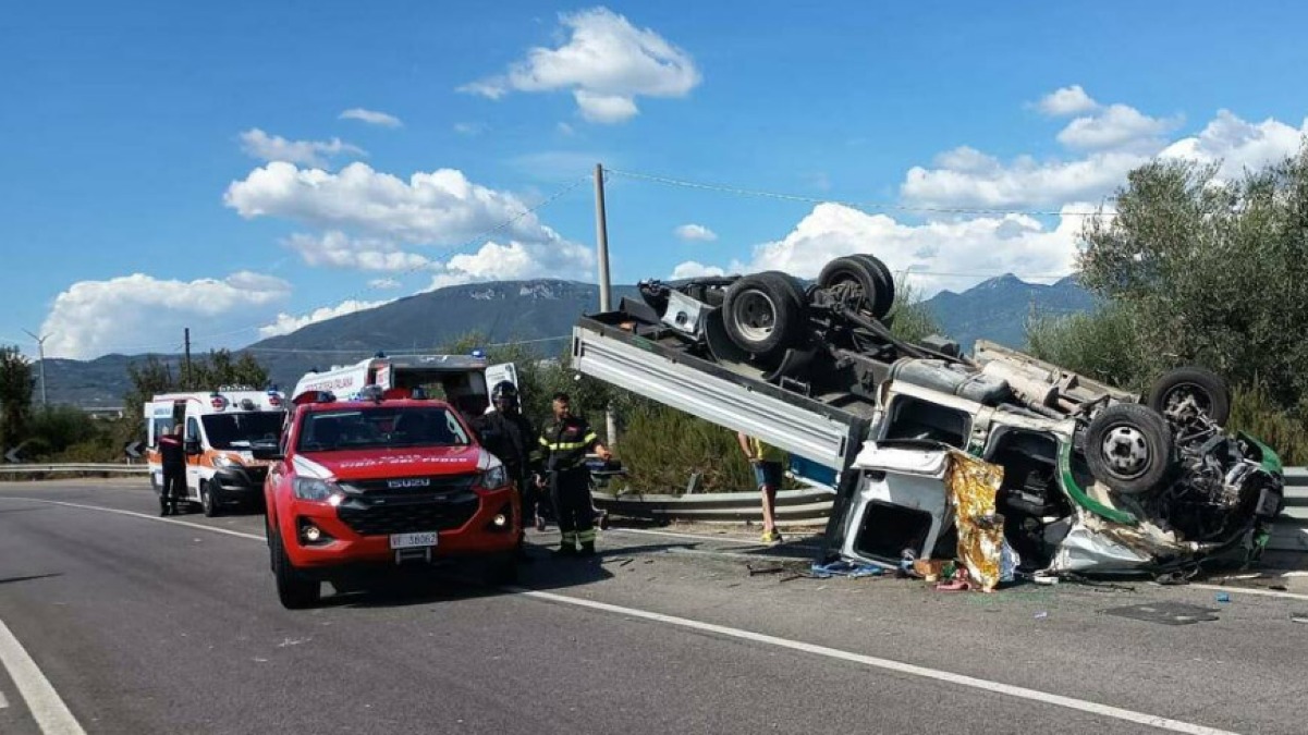 Schianto tra auto e furgone: un morto e due feriti gravi in Campania - 