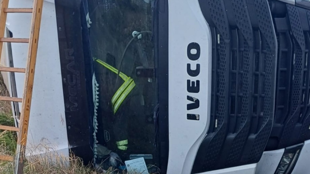 Si ribalta il tir, camionista intrappolato tra le lamiere - 