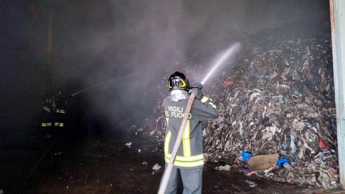 Azienda di rifiuti in fiamme, vigili del fuoco in azione da ore - 