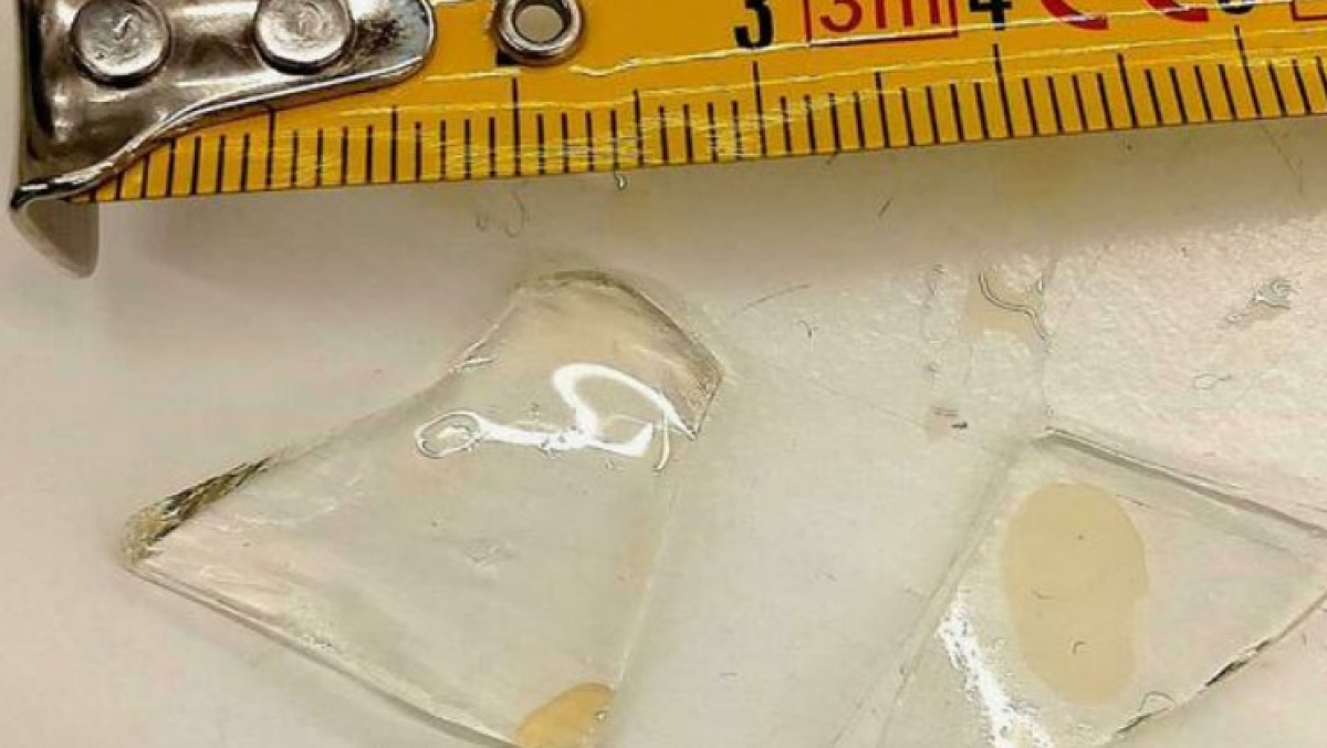 Beve un succo di frutta e trova due pezzi di vetro all'interno - 