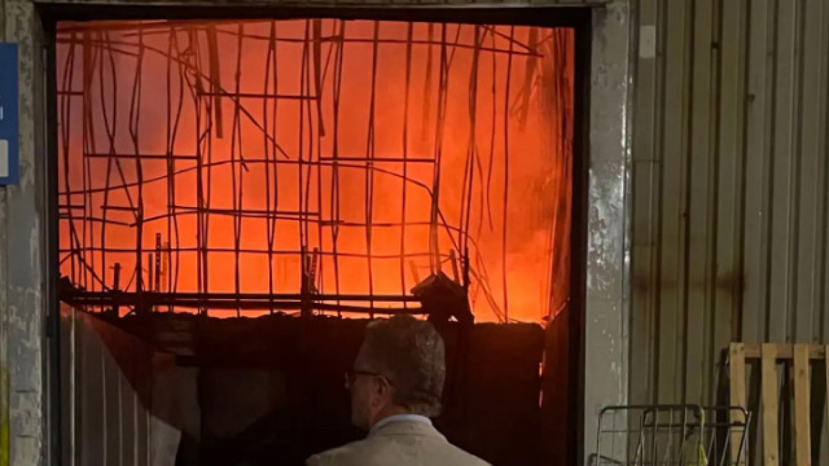 Terribile incendio a Napoli Est: fiamme altissime - 