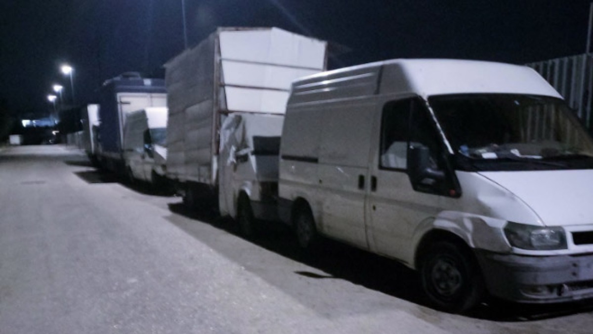 Camion e furgoni pieni di rifiuti fermi da 10 anni davanti alla scuola - 