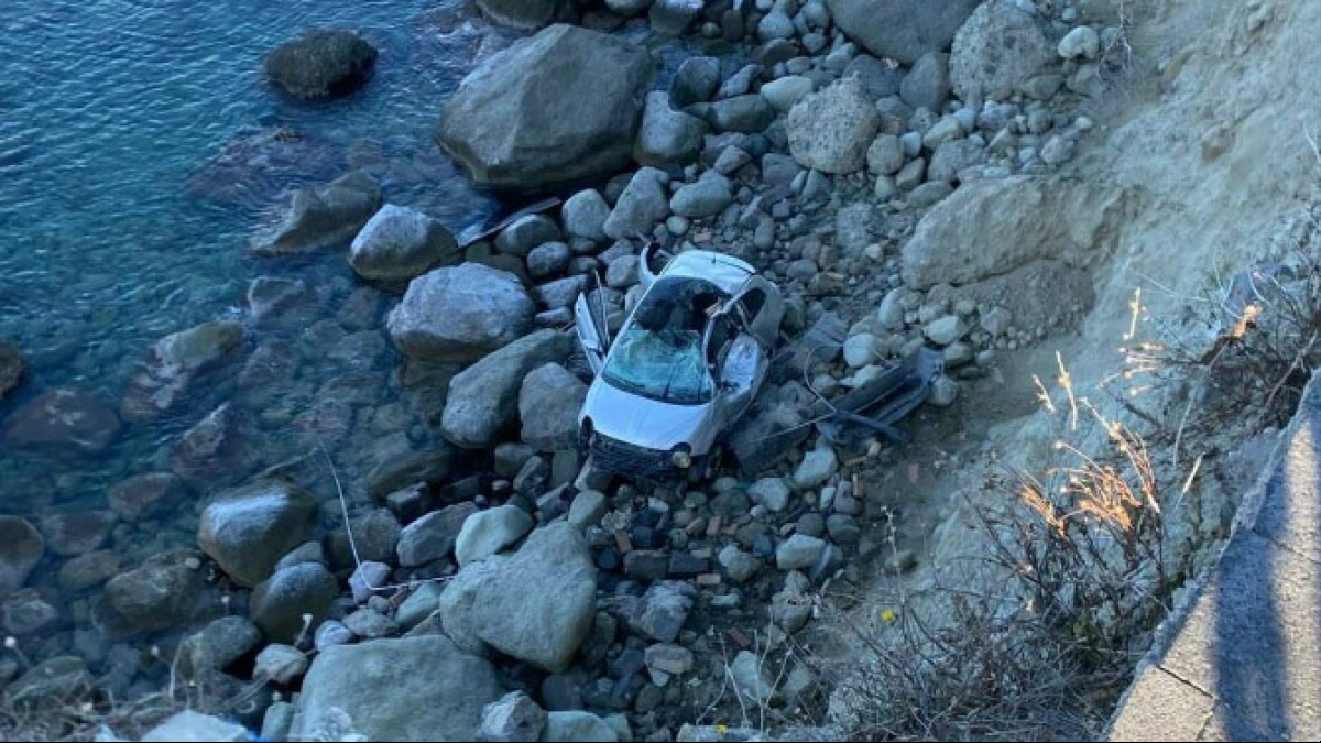 Precipitano con l'auto rubata: tre giovanissimi gravi al Cardarelli e all'Ospedale del Mare - 