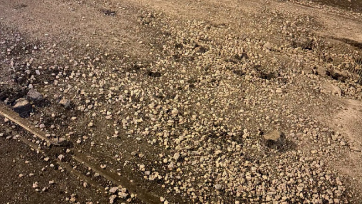Strada riaperta, ma è una trappola per scooter e passanti
