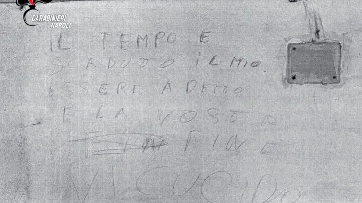 "Il tempo è scaduto, vi uccido". Lo scrive davanti a casa dell'ex e la violenta - 