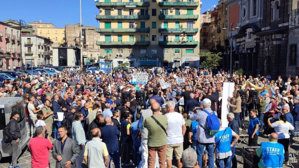 Assicurazioni e benzina e diesel alle stelle: protesta popolare a Napoli - 