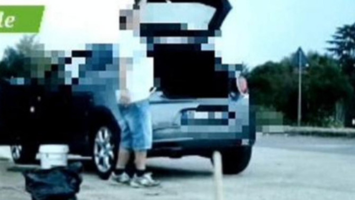 Abbandona secchi di vernice, ma le fototrappole lo riprendono - 