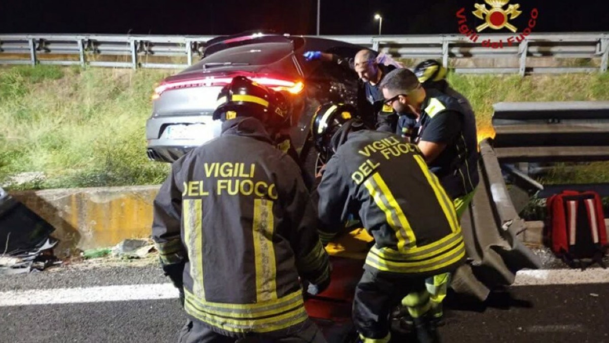 Si schiantano con la Porsche, due giovani sono gravissimi - 
