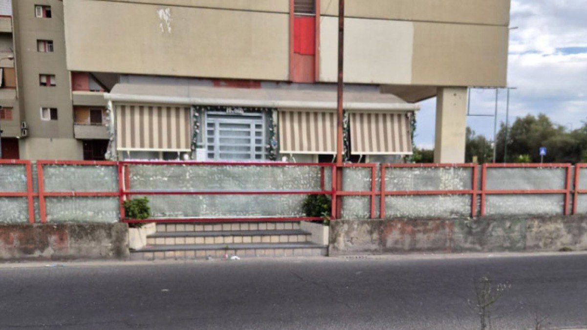 Piccola casa a piano terra costruita su un pezzo di strada - 