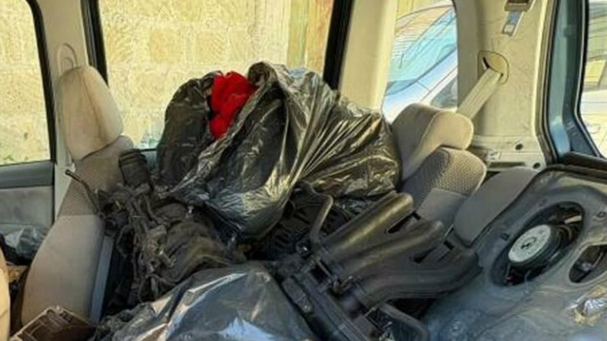 Due auto cariche di rifiuti nell'officina abusiva - 
