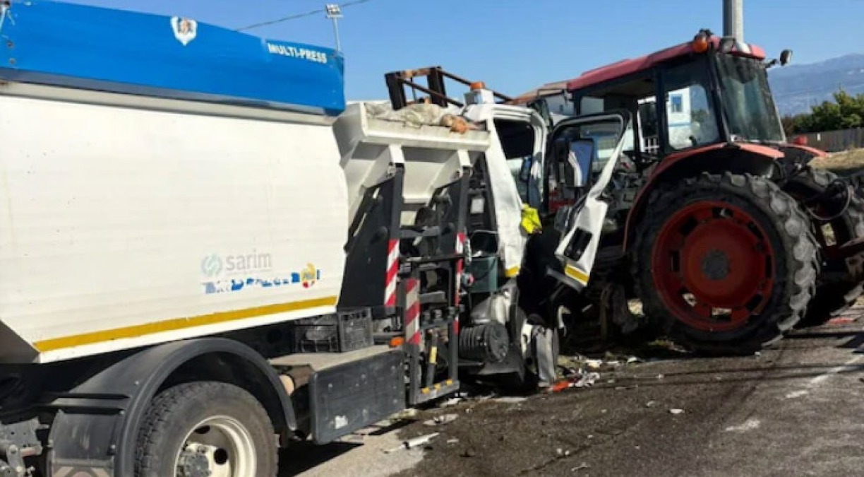 Schianto tra camion dei rifiuti e un trattore - 