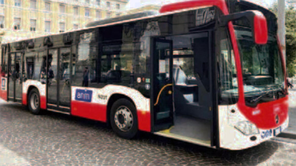 Il camion della frutta blocca il bus, l'ambulante picchia l'autista