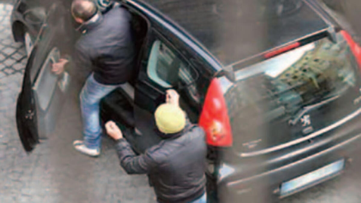 Parcheggiatore abusivo prende a calci l'auto del cliente che non paga - 