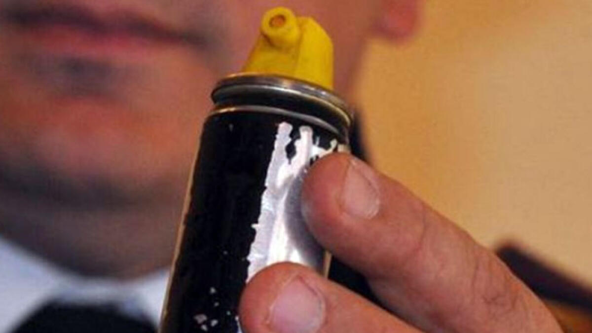 Picchiato con una mazza da baseball e colpito con lo spray urticante - 