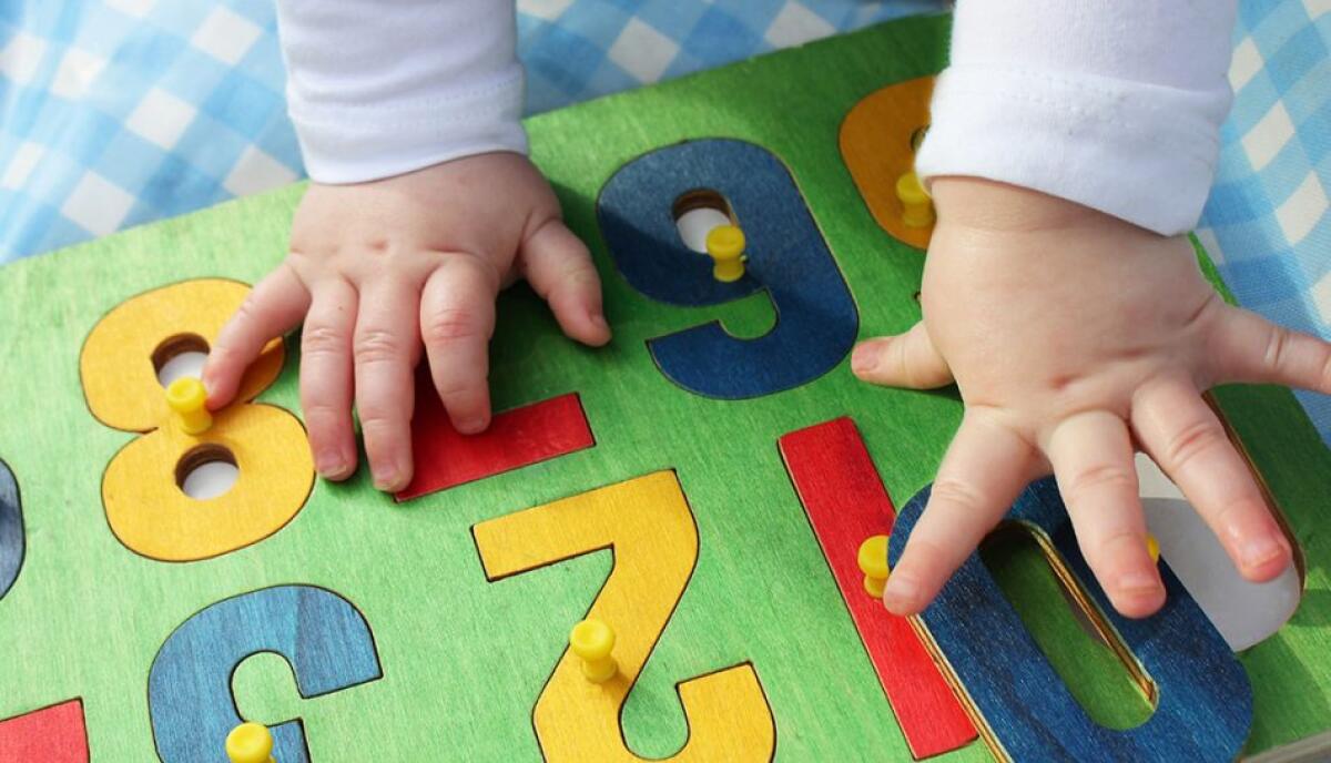 Bimbo di un anno cade dal fasciatoio dell'asilo e finisce in ospedale - 