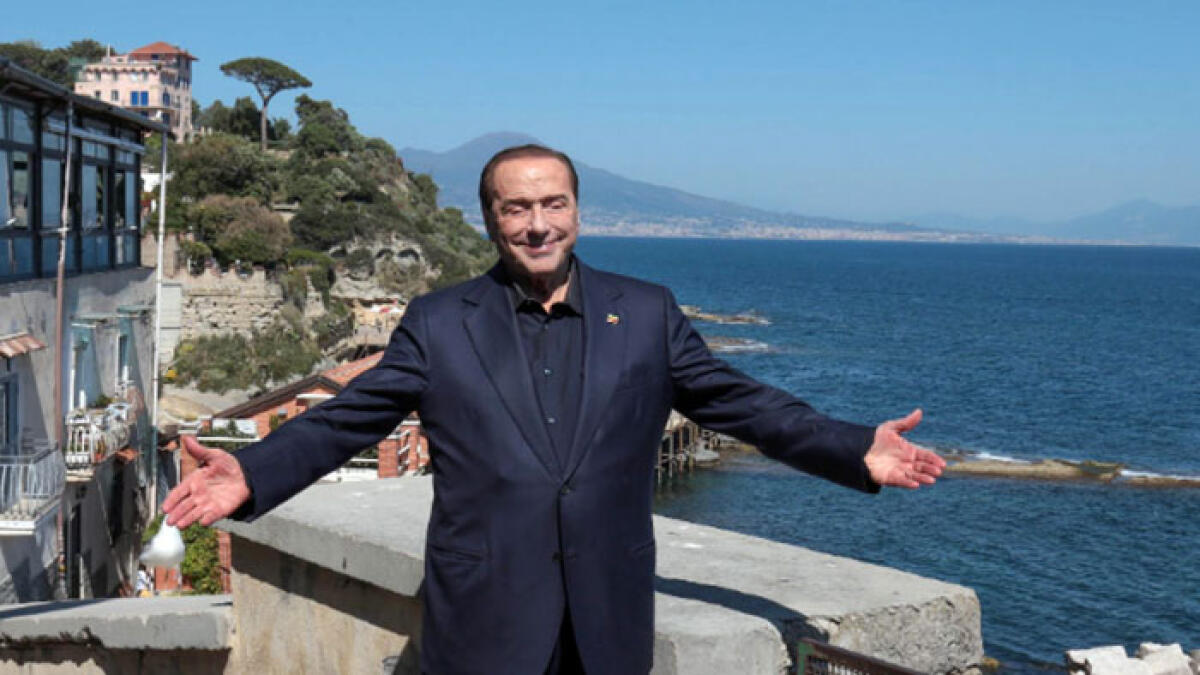 I 90 anni di Berlusconi, a Napoli spunta il fazzoletto per pulire la sedia di Travaglio - 