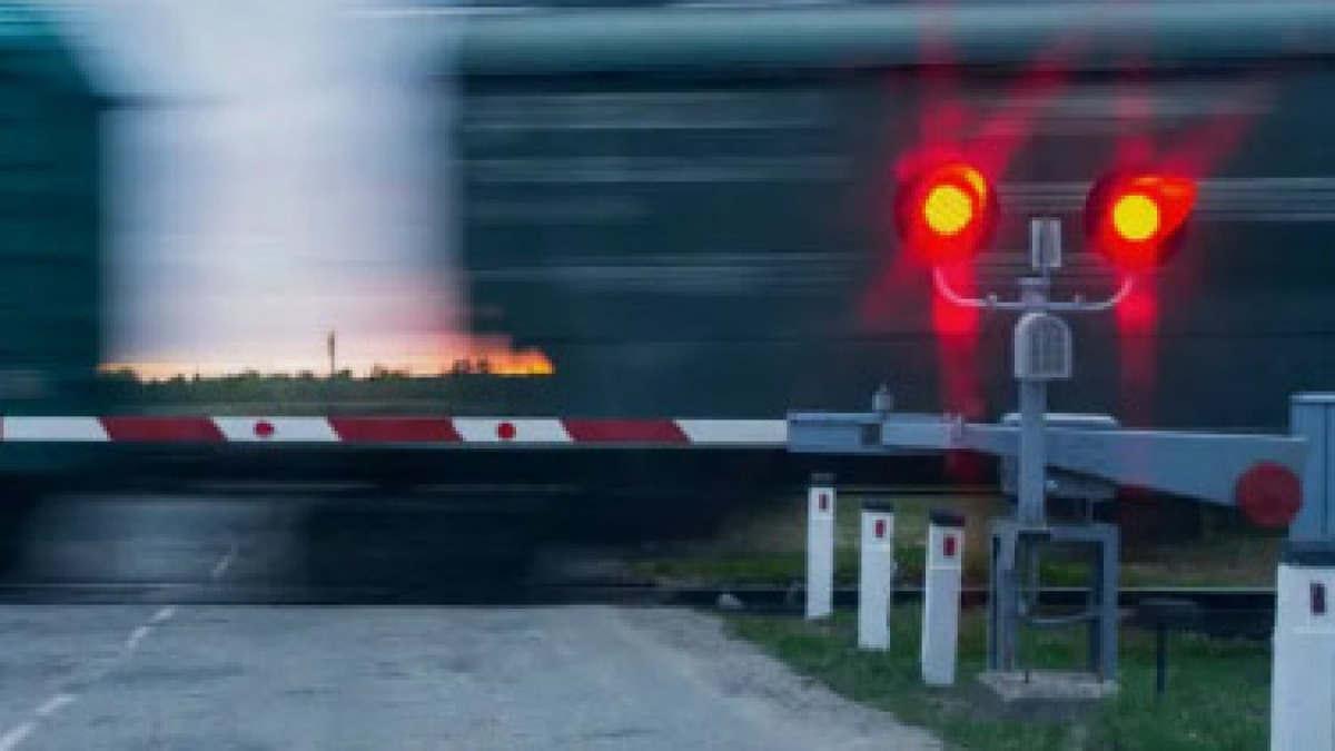Auto si ribalta sul passaggio a livello a Poggiomarino, ferita 22enne e treni fermi - 