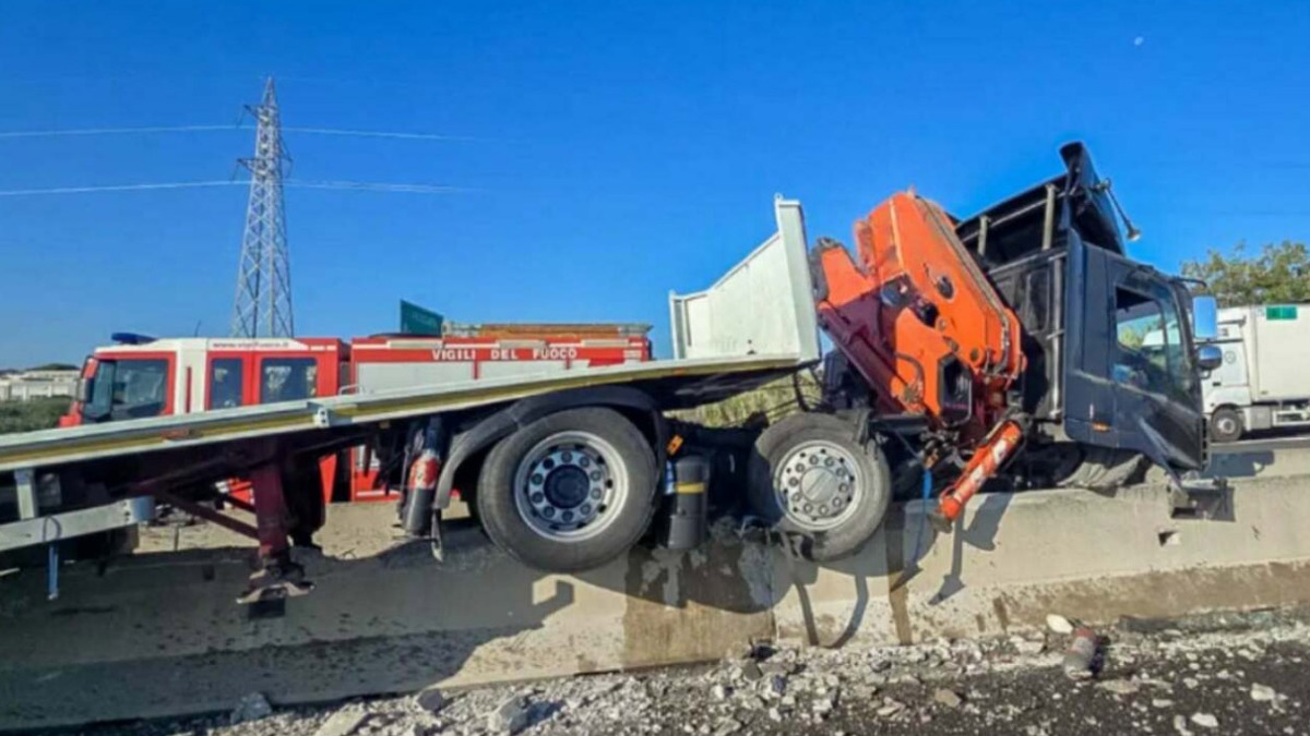 Tir finisce sulla spartitraffico in autostrada - 