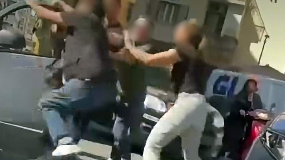 Parcheggia al posto dei taxi e scoppia la rissa selvaggia - 