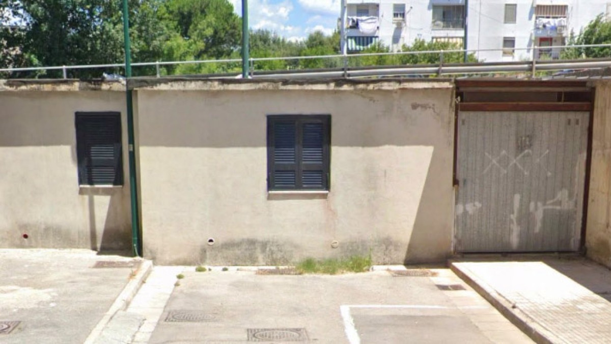 Costruiscono un basso abitabile sotto al porticato del palazzo - 