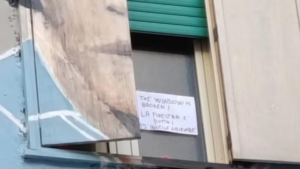 Finestra da riparare, il murales di Maradona ha mezza faccia