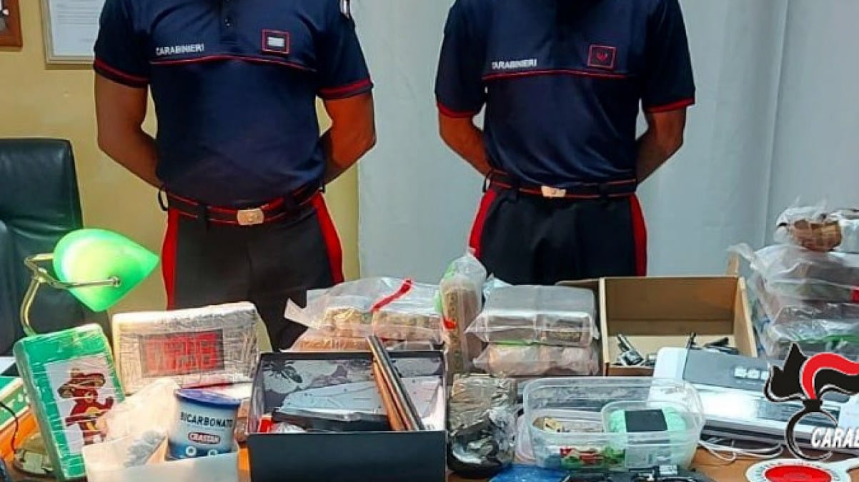Nascondeva in casa droga, tre bombe ed un arsenale - 