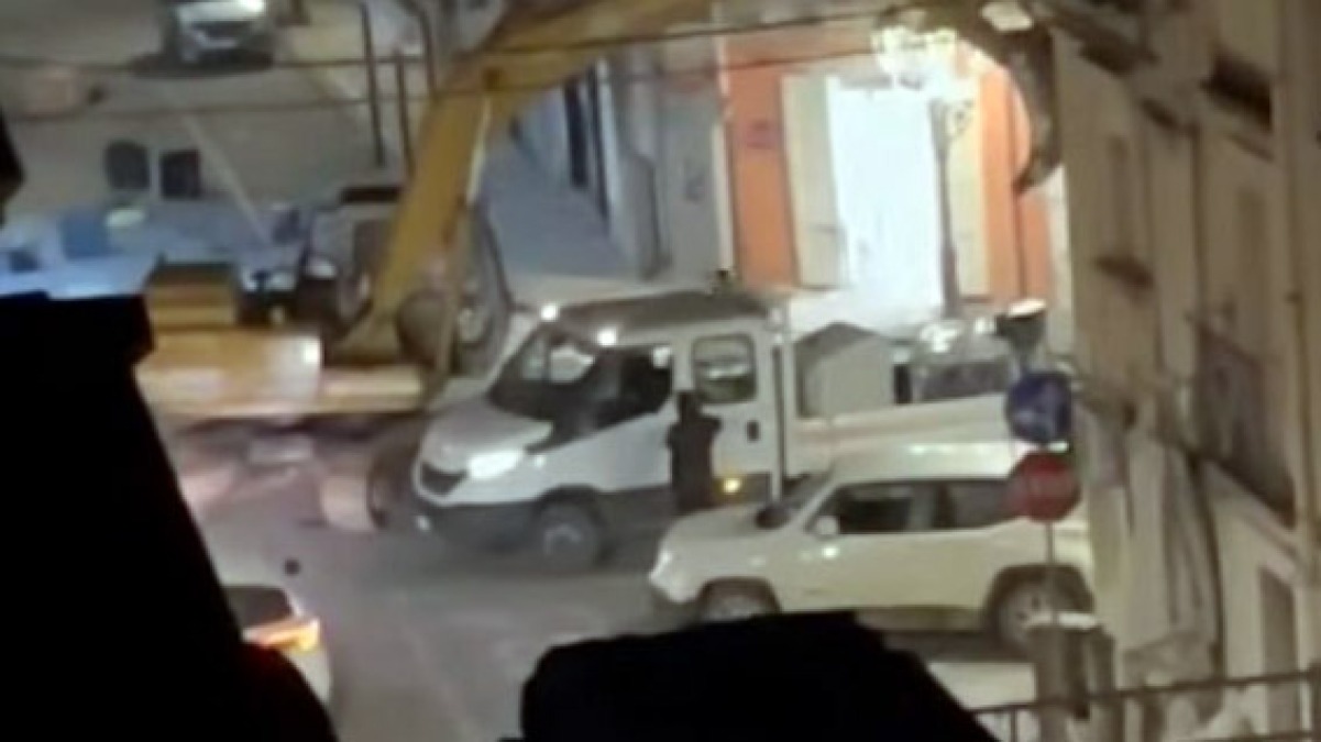 Sbarrano la strada e asportano bancomat con due escavatori - 
