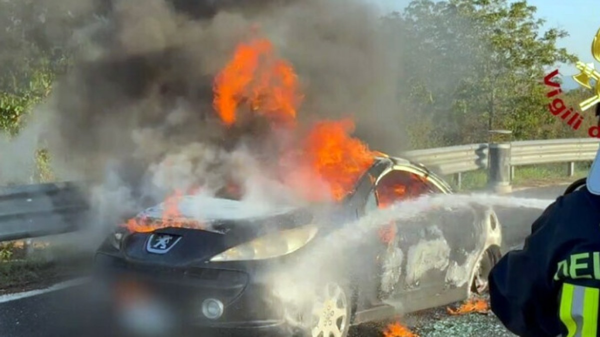 Auto in fiamme al casello dell'A30 di Nola - 