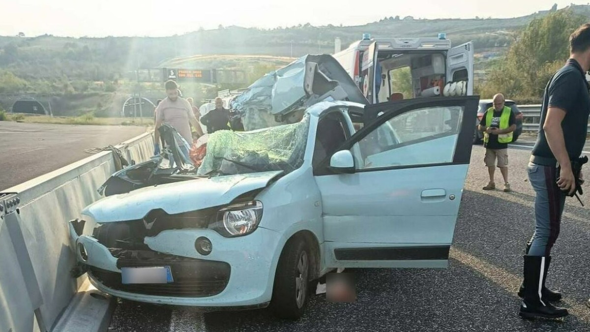 Scontro tra auto e camion sull'A2, c'è un morto - 