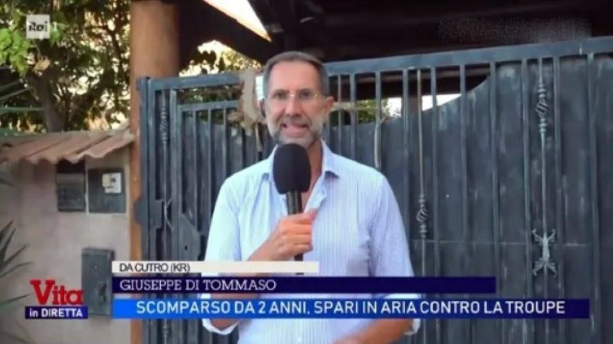 Sparano in aria per cacciare via l'inviato Rai - 